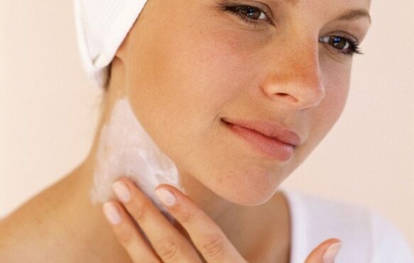 Use una crema para rejuvenecer la piel del cuello y los hombros. 