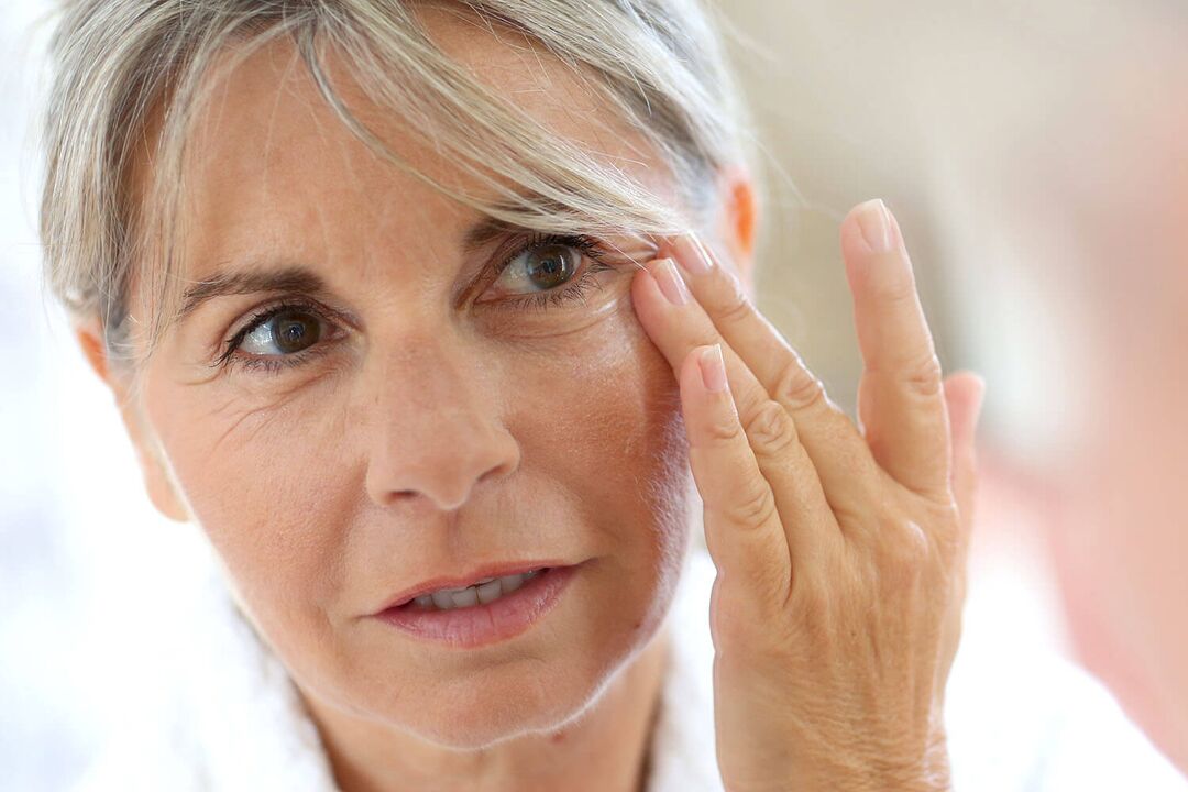 El automasaje facial ayuda a las mujeres mayores de 50 años a mantenerse jóvenes