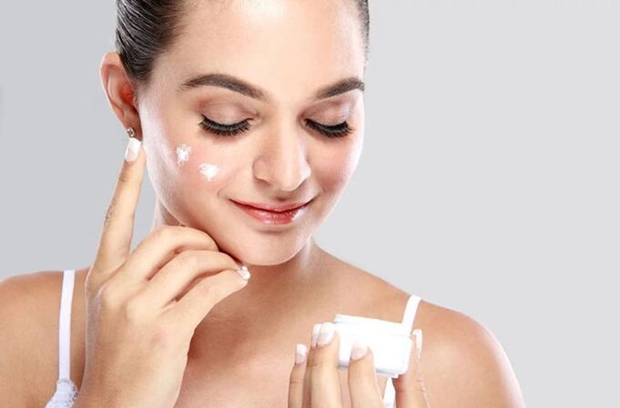 Antes de usar el masajeador, aplique crema de masaje en la cara. 