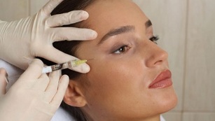 La mesoterapia puede rejuvenecer la piel alrededor de los ojos. 