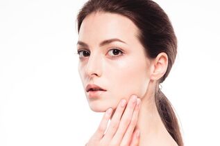 Restaurar y restaurar la hinchazón de la superficie de la piel facial. 