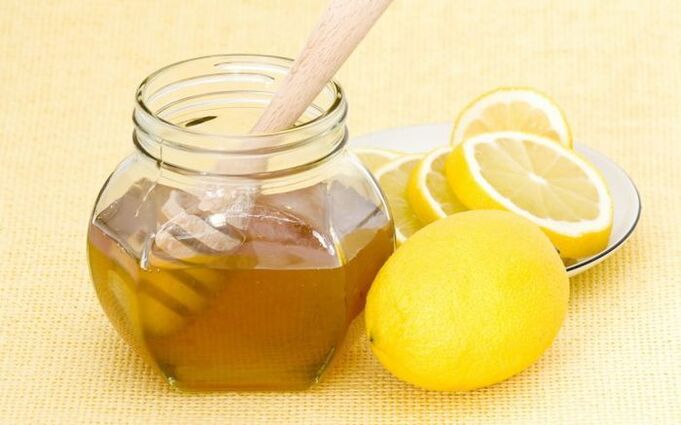 La miel y el limón se utilizan para reparar la mascarilla. 
