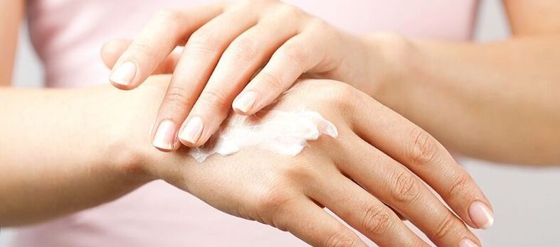 Aplicar la crema sobre la piel de las manos. 